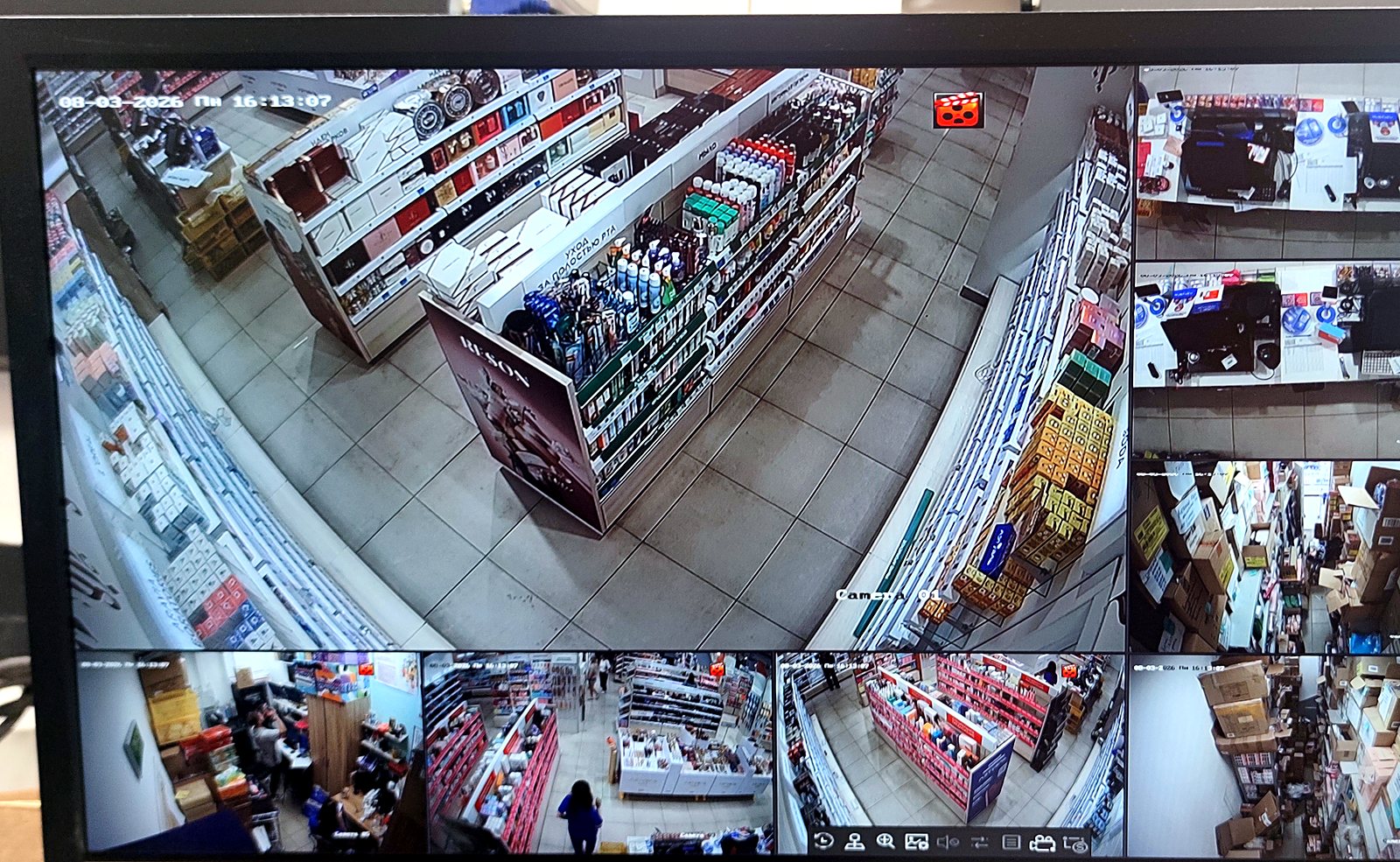 Монитор видеонаблюдения с мультиэкраном камер в торговом зале магазина
